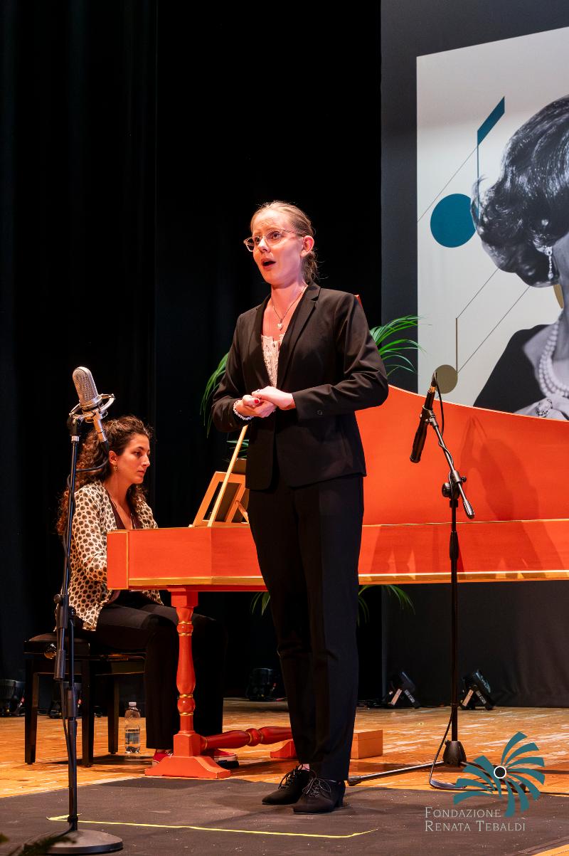 Bilde av Mathilde som s&oslash;ng p&aring; scena